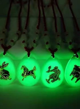 水晶镶金夜光生肖吊坠精美金夜光12生肖吊坠本命年红绳地摊热卖