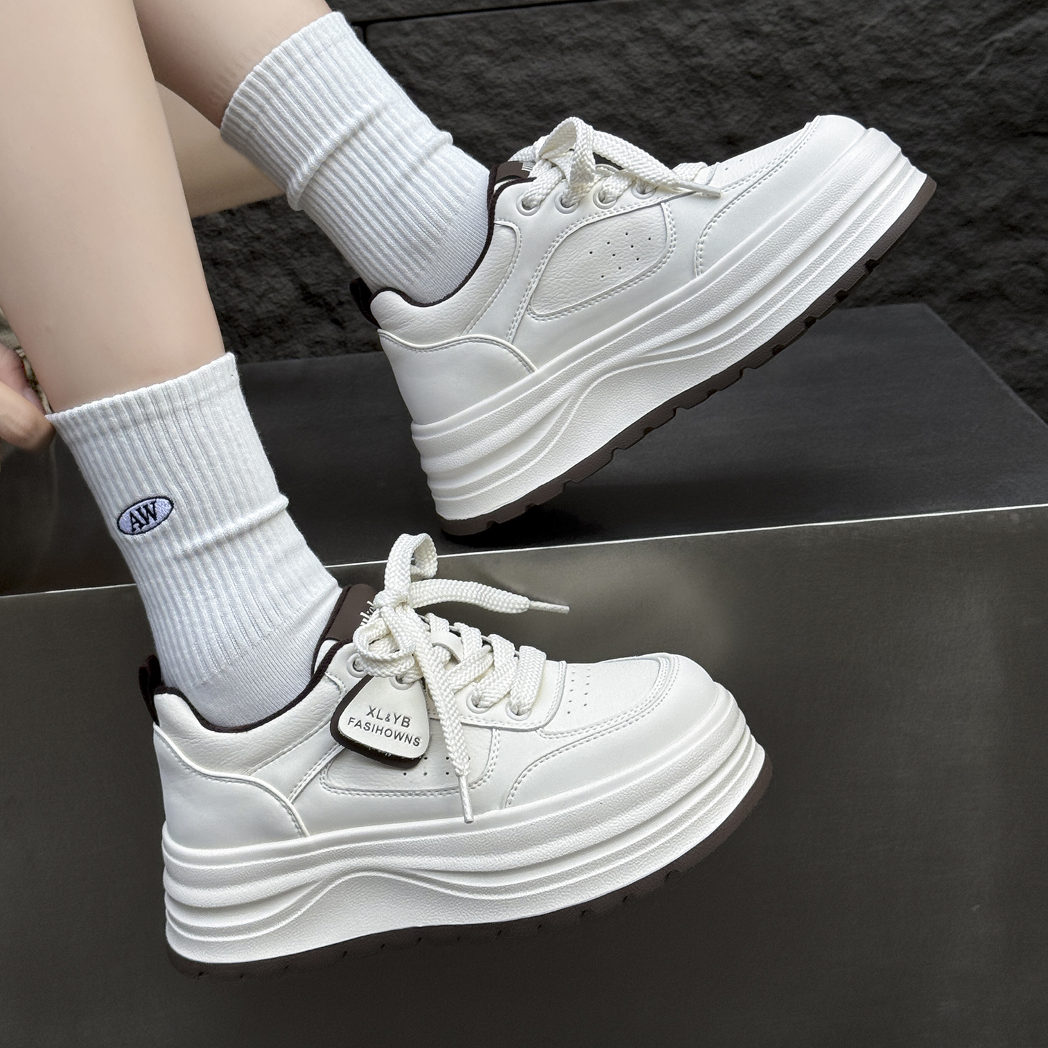 增高厚底松糕鞋女2025新款爆款百搭真皮小白鞋配阔腿裤大头面包鞋 - 图2