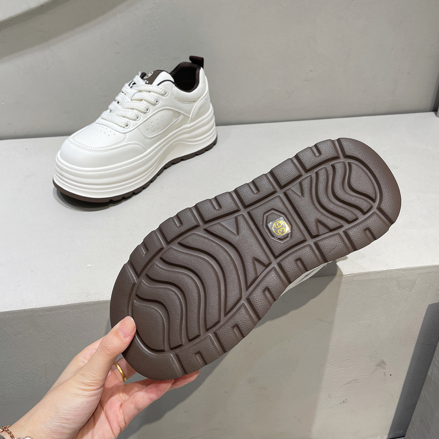 增高厚底松糕鞋女2025新款爆款百搭真皮小白鞋配阔腿裤大头面包鞋 - 图0