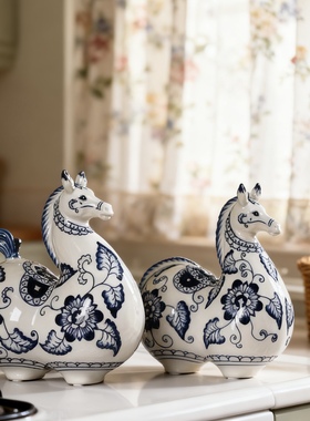 青花瓷陶瓷马摆件陶瓷马工艺品中式复古客厅电视柜摆设家居饰品