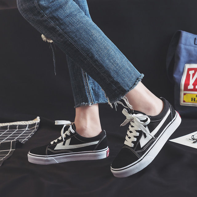 ດຶງເກີບຜ້າໃບຄູ່ກັບເກີບ sneakers ປົກກະຕິ