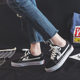 ດຶງເກີບຜ້າໃບຄູ່ກັບເກີບ sneakers ປົກກະຕິ