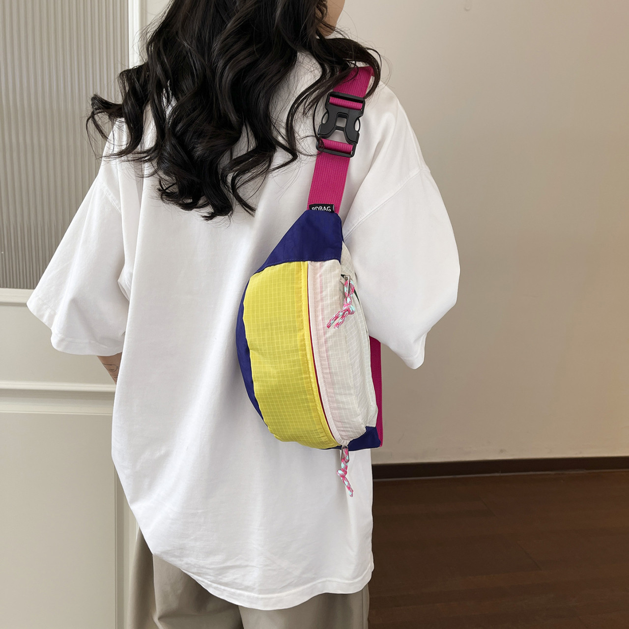 Summer outdoor lightweight multi-functional contrasting color mobile phone chest bag