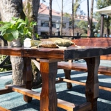 Балконный двор отдых с твердым деревянным столом и стулом.