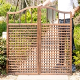 На открытом воздухе на открытом воздухе на полке виноград