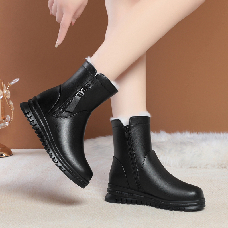 新款中筒靴中老年人短靴女冬季加绒保暖真皮靴子平底软底防滑棉鞋 - 图1