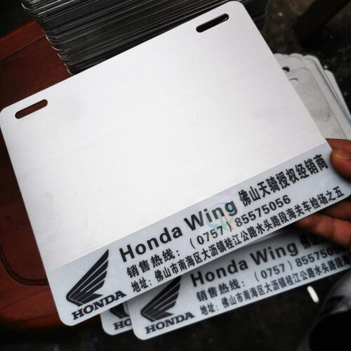 定制电摩广告车牌架新款广告牌照架加厚铝板不锈钢材质凹凸牌照框 - 图2