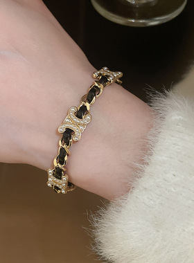 Me物论 贵气小香风黑编织皮革手链珍珠双C耳钉字母choker颈链套装