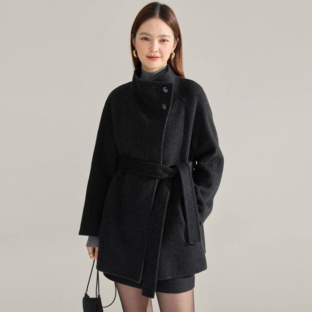 Design of a mid-length double-sided wool coat for taking off the bag