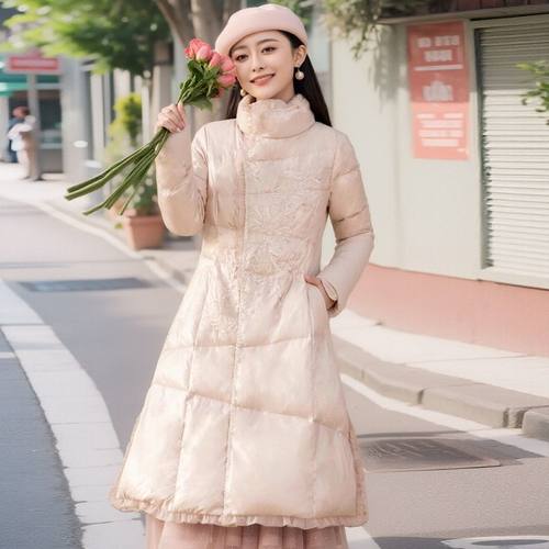 爱那鱼烫粉色羽绒服女长款冬季2025新款气质国风刺绣外套ZG羽绒服 - 图1