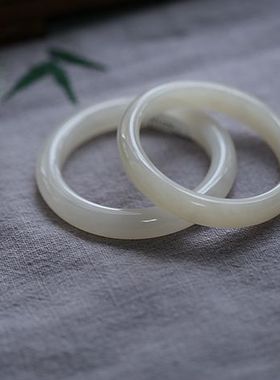 《云想衣裳花想容》天然和田玉青海老料浓郁藕粉手镯50至55圈