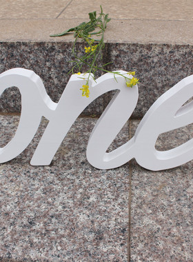 宝宝周岁拍照字母摆件摄影拍照道具字牌定制 ONE连体实木字牌雕刻