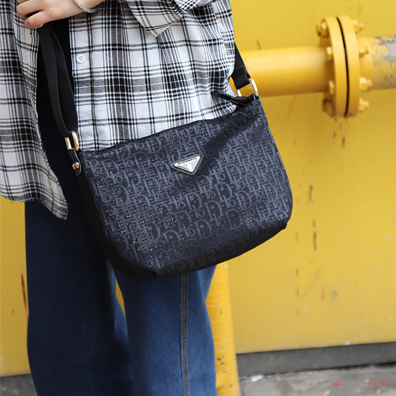 2026新款百搭斜挎包时尚轻奢设计感小众女包简约通勤字母单肩小包,淘宝优惠券,粉丝福利购,淘宝优惠卷