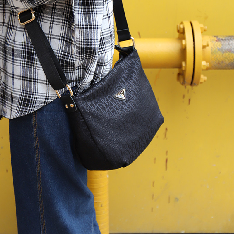 2026新款百搭斜挎包时尚轻奢设计感小众女包简约通勤字母单肩小包,淘宝优惠券,粉丝福利购,淘宝优惠卷