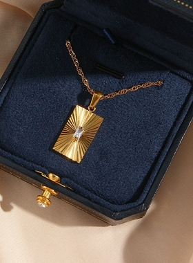 欧美摩登复古流行矩形项坠饰品 不锈钢镀18K金色纹路牌子锆石项链