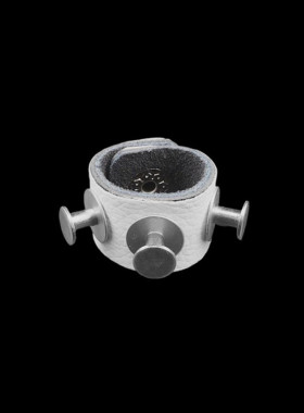 米白荔枝纹吸睛潮流贴皮朋克戒指