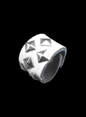 金字塔小方钉米白色荔枝纹皮戒指