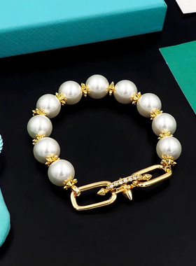 蒂蒂新款三叉戟珍珠手链女链环马蹄扣个性奢华小众铆钉镶钻手串