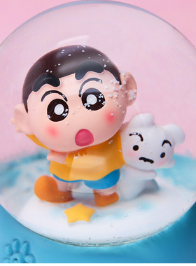 彩灯飘雪花蜡笔小新水晶球音乐盒
