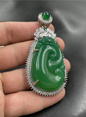 镶嵌绿玉髓如意吊坠白色玛瑙挂件