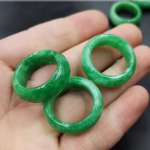 干青阳绿色翠玉戒指 男女款白底青翠绿色玉指环 戒圈 尾戒 跑环 - 图2