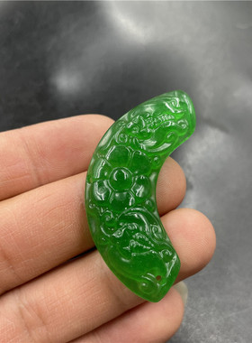 满绿色干青雕花马来玉月牙吊坠