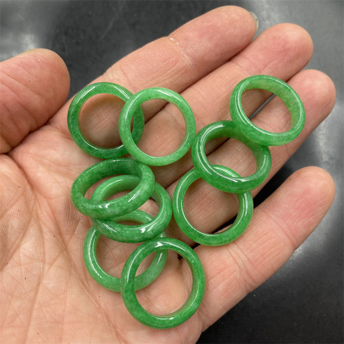 干青阳绿色翠玉戒指 男女款白底青翠绿色玉指环 戒圈 尾戒 跑环 - 图0