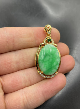 白底青翠绿色玉坠女款蛋形