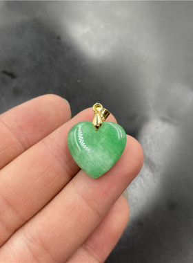 四海白底青阳绿色翠玉鸡心吊坠