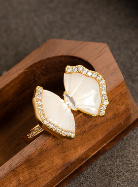 STINA风精致镶钻贝母蝴蝶结开口