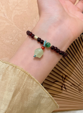 新中式暗红串珠手链女复古高级感小众手串弹力绳小众轻奢百搭手饰