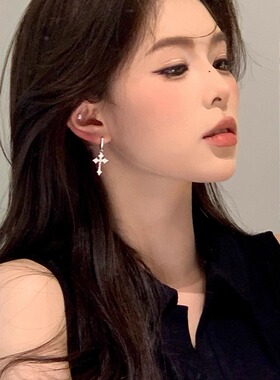 时髦博主 超闪十字架耳环女2026新款爆款高级感耳圈简约镶钻耳饰