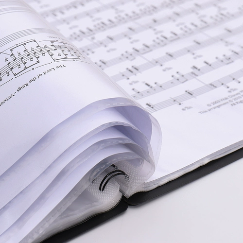 Папка, гитара, черное вместительное и большое пианино, отрывной лист