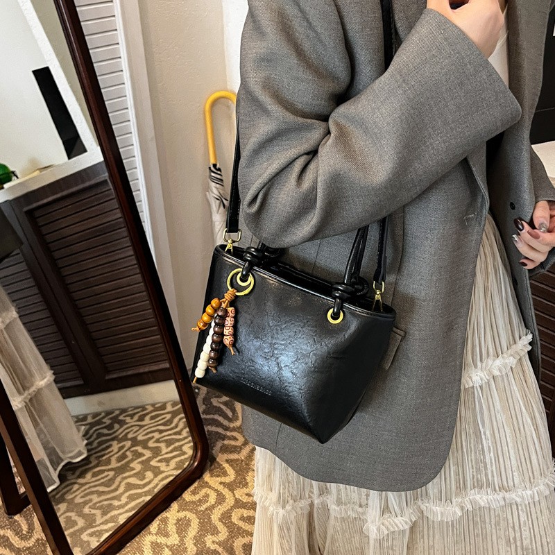 2025新款水桶包女手提斜挎包冬季大容量上班通勤洋气潮单肩包 - 图0