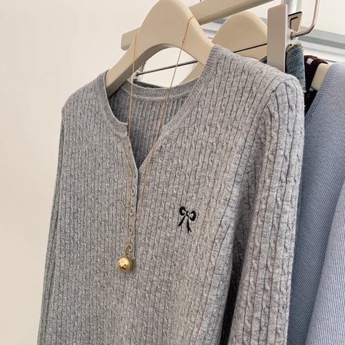 蝴蝶结刺绣V领长袖麻花针织上衣女2025新款大码宽松遮肚减龄毛衣 - 图3