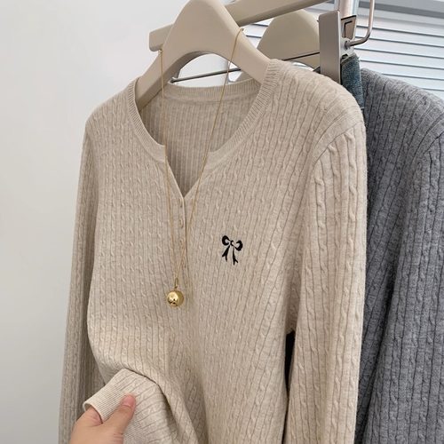 蝴蝶结刺绣V领长袖麻花针织上衣女2025新款大码宽松遮肚减龄毛衣 - 图2