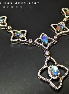 珠宝镶嵌椭圆形月光石四叶草项链