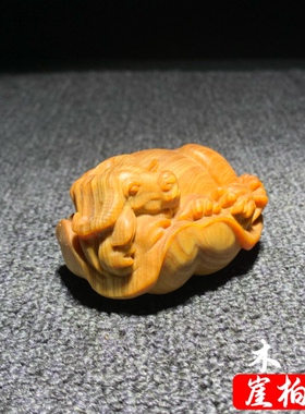 天然崖柏木雕生肖荷叶卧牛手把件