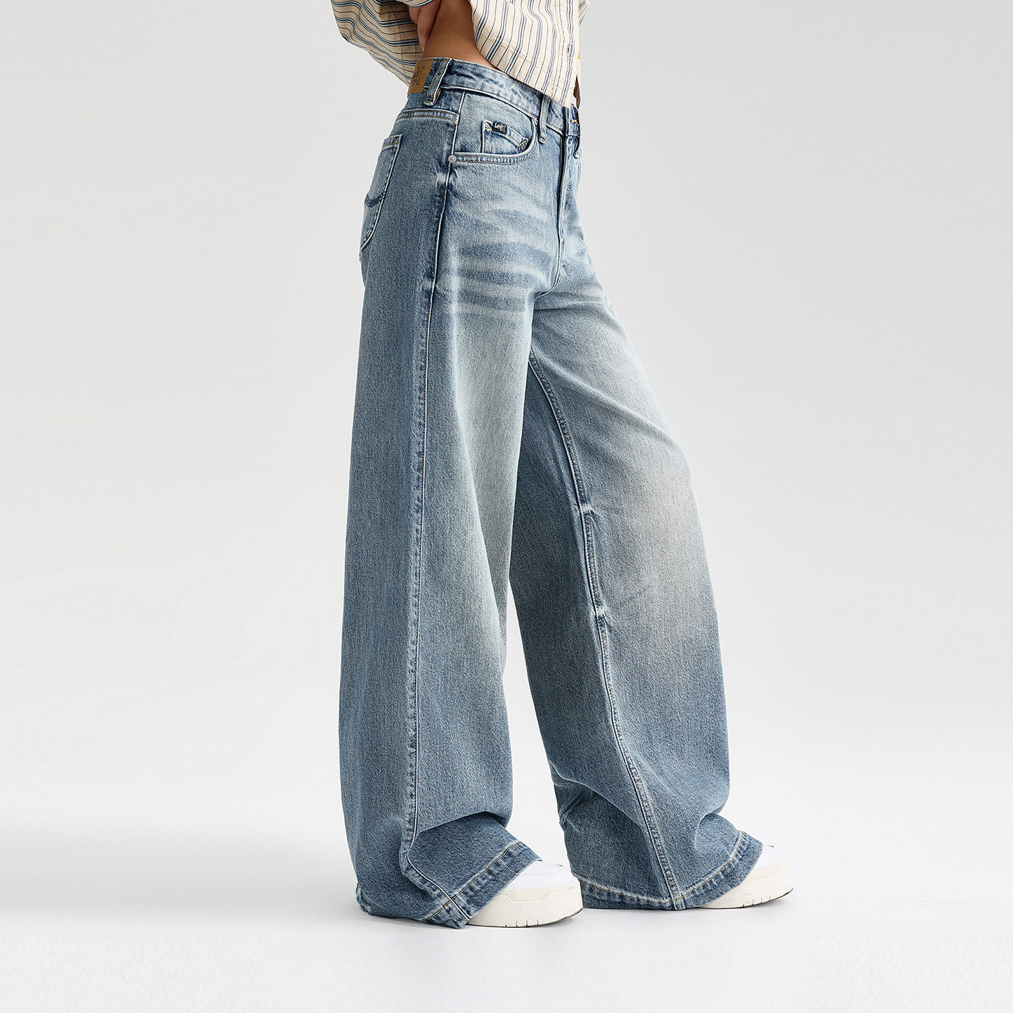 【张凌赫代言】Lee25秋冬新品舒适破洞设计复古浅蓝女阔腿牛仔裤,淘宝优惠券,粉丝福利购,淘宝优惠卷