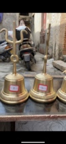 Three clear bell bronze bells rattle the bells of the bell.