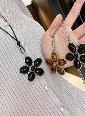 ins博主同款黑色花瓣吊坠项链高级感百搭长款棕色花朵毛衣链配饰