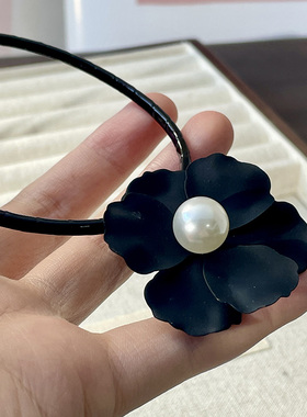 黑色珍珠花朵皮质项链