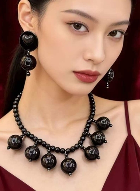 法式复古黑色圆球吊坠锁骨链黑珍珠串珠项链轻奢高级感毛衣链配饰