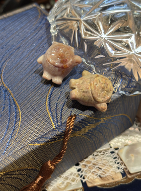 天然珊瑚玉化石雕刻的可爱小宝适合做手链，宝宝挂包包挂