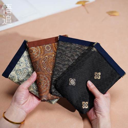 便携弹片包文玩手串珠宝首饰饰品木梳收纳袋零钱卡包锦缎刺绣布包 - 图0