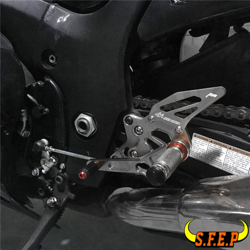 适用铃木 Suzuki 隼 GSXR1300 99-07 新款改装升高脚踏 脚套总成 - 图1