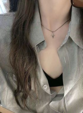 夏天配t恤的项链女轻奢小众甜酷辣妹风钛钢星星十字架蛇骨毛衣链
