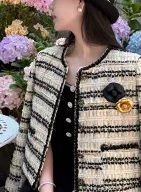 法式小香风山茶花黑金撞色胸针