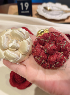 喜庆红色金色山茶花胸针