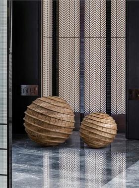 售楼处大厅艺术装饰楼梯间大型木雕圆球酒店大堂落地摆件美陈装置